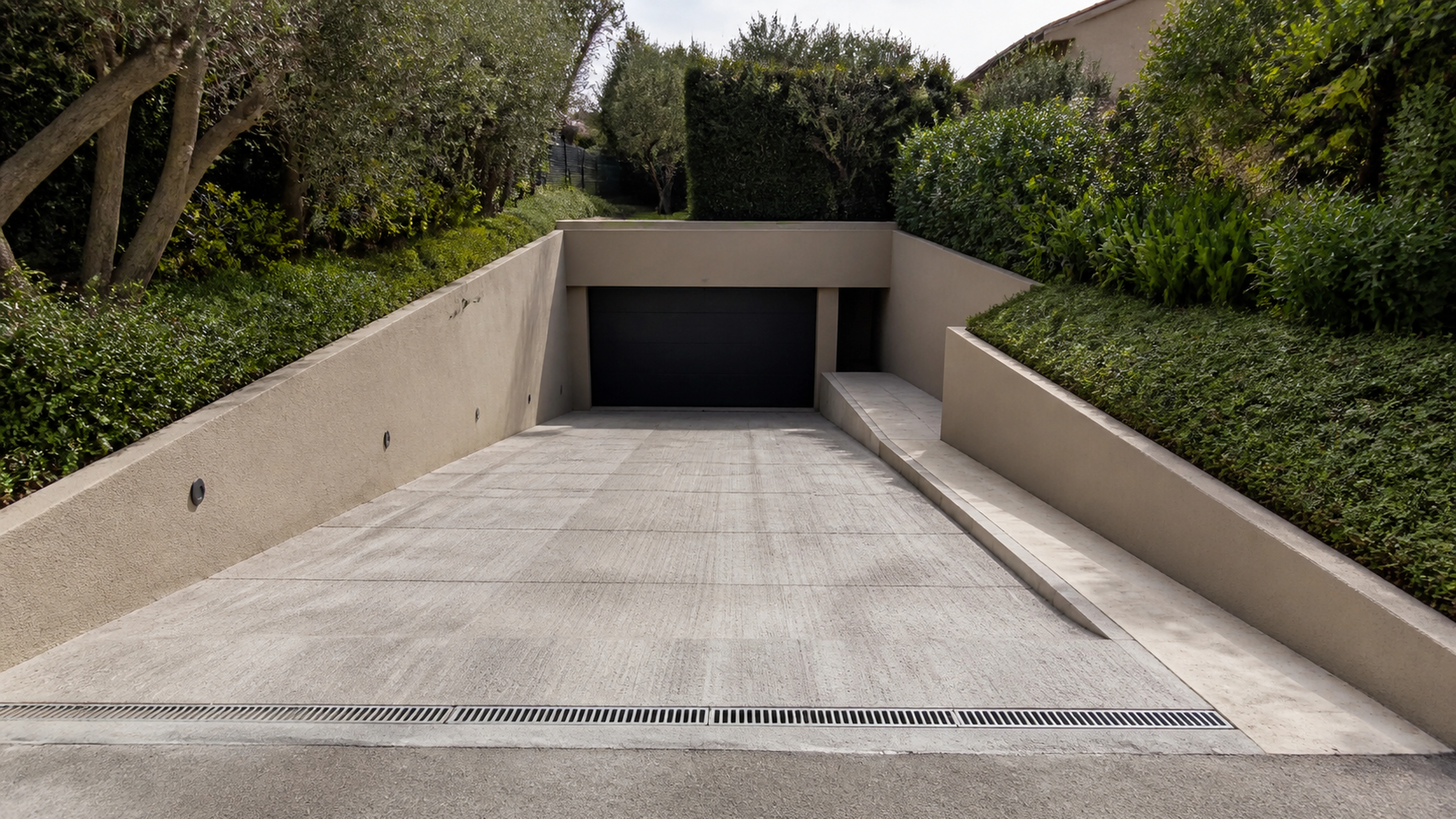 Illustration éditoriale pour l’article « Aménager une descente de garage en pente raide »